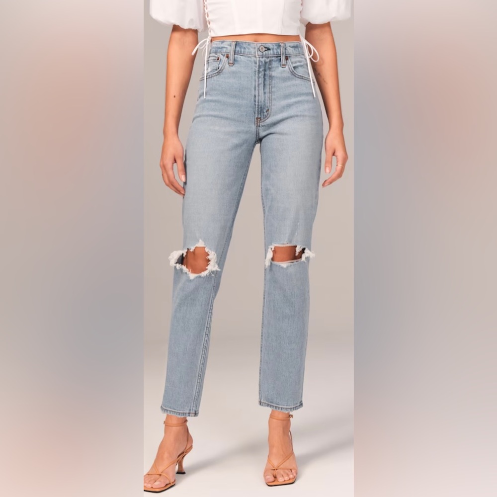 Women’s Abercrombie & Fitch NWT High Rise Distressed Mom Jeans - Size 33